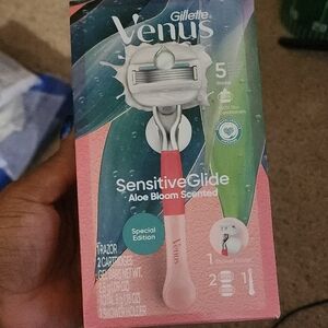 Gillette Venus SensitiveGlide Aloe Bloom Scented Razor - Pink
